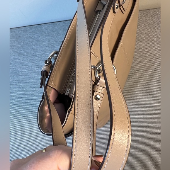 COACH Gallery Top zip Tote in metallic light tan leather - Picture 5 of 11